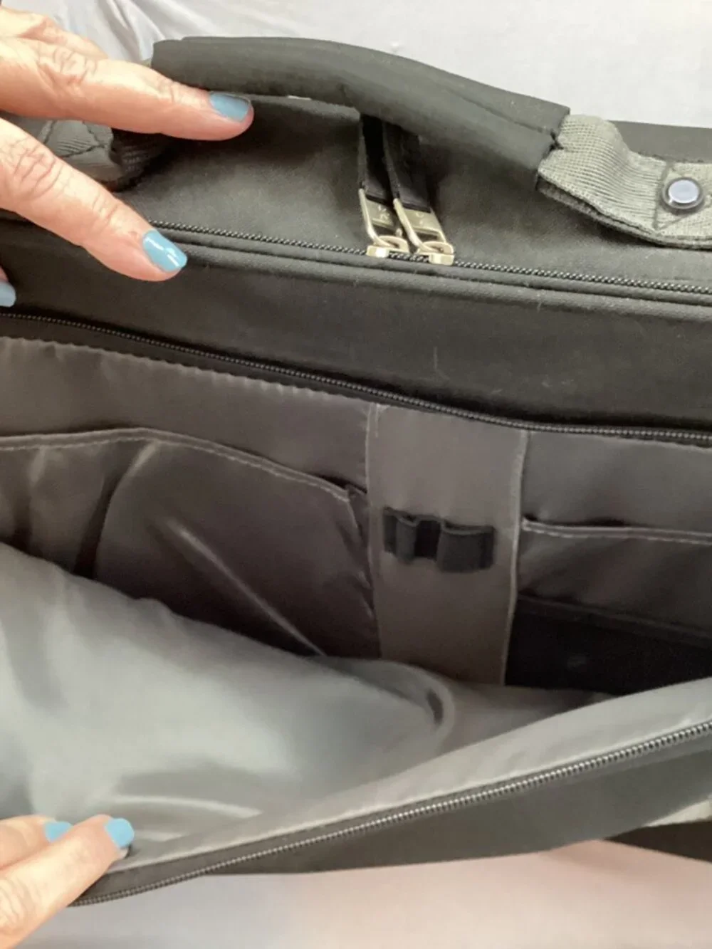 Case Logic Large Laptop Briefcase 12x18x3 Carry And Shoulder Strap Black Nice